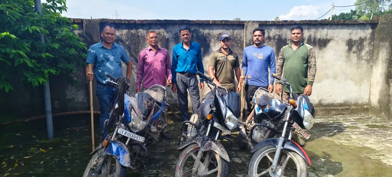 खटीमा: अवैध रूप से जंगल से लकड़ी ला रहे तस्कर बाइकें छोड़ हुए फरार