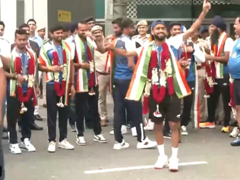Paris Olympic 2024 : कांस्य पदक जीतकर स्वदेश लौटी भारतीय पुरुष हॉकी टीम, ढोल-नगाड़ों से हुआ भव्‍य स्‍वागत