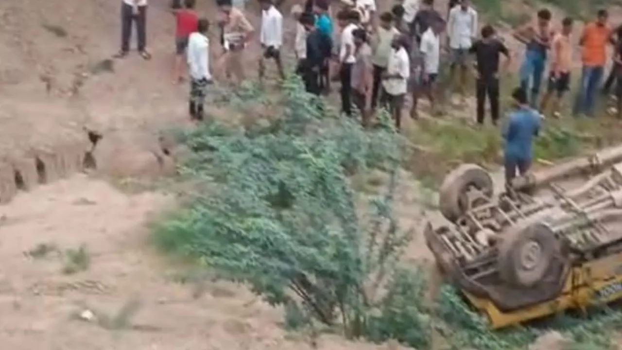 Jalaun Accident: स्कूली बच्चों को ले जा रही वैन खाई में पलटी...मची चीख-पुकार, दो दर्जन से अधिक बच्चे घायल, तीन की हालत गंभीर