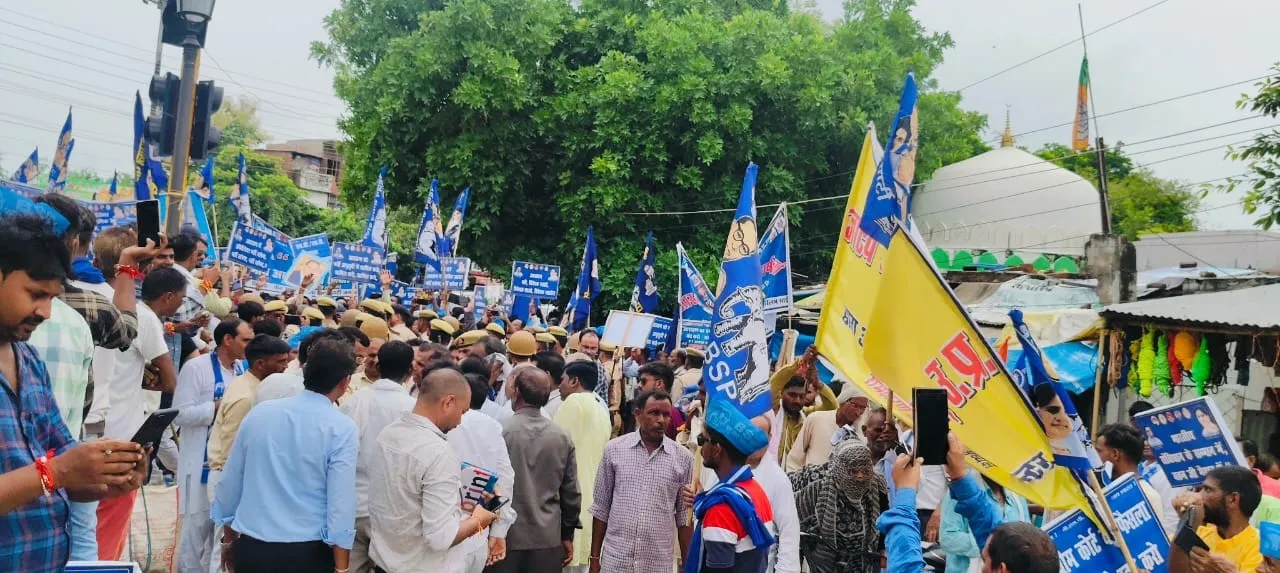 जालौन में भारत बंद का दिखा असर: दलित समुदाय के लोगों ने किया प्रदर्शन, जुलूस निकाल जताया विरोध, पुलिस से तीखी नोकझोंक