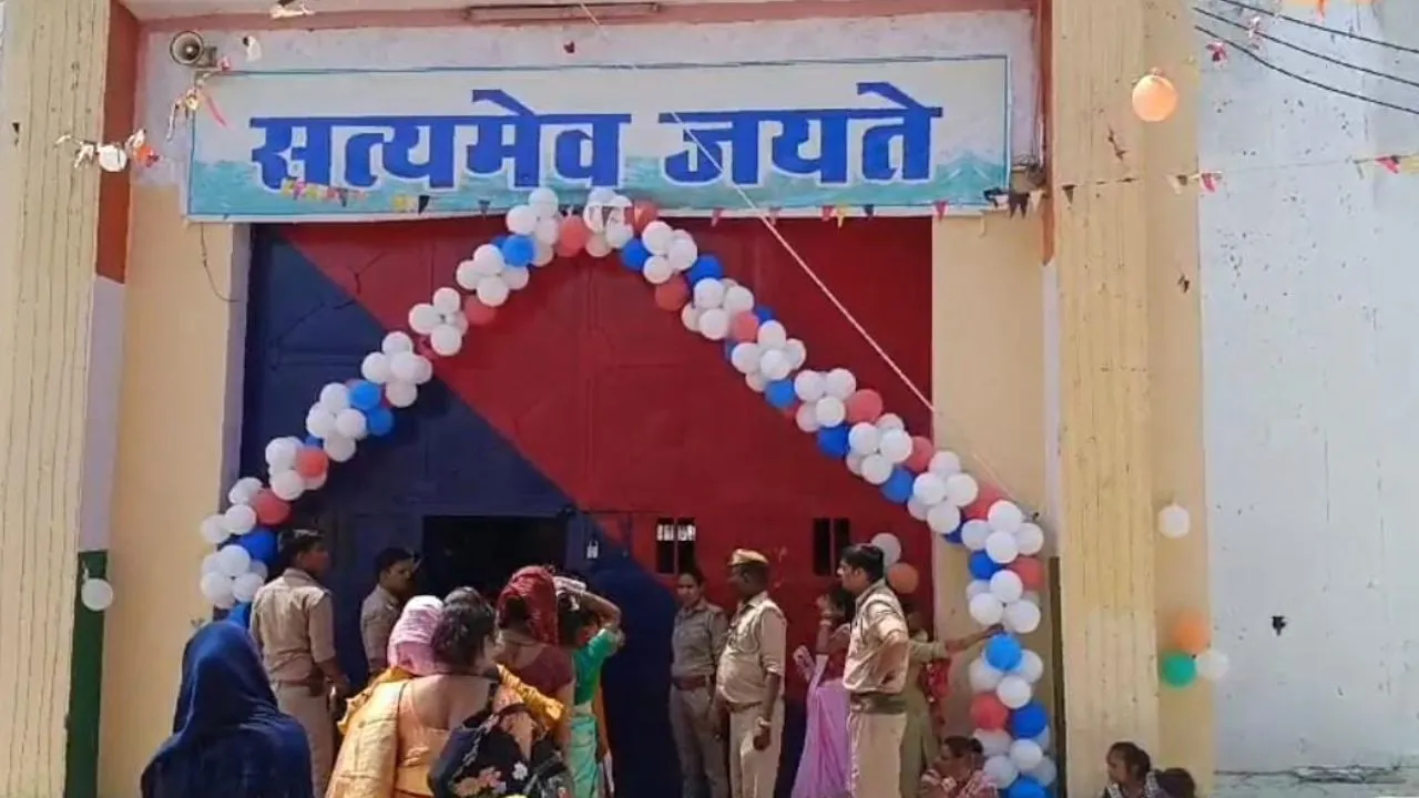 Raksha Bandhan 2024: Jalaun में जेल में बंद भाईयो की कलाईयों पर बहनों ने बांधी राखी...महिला पुलिसकर्मी गेट पर रही तैनात