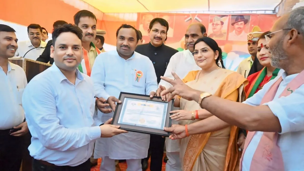 Jalaun News: मंत्री व जिलाधिकारी ने उत्कर्ष सेवाओं देने वाले कर्मचारियों व डॉक्टरों को किया सम्मानित