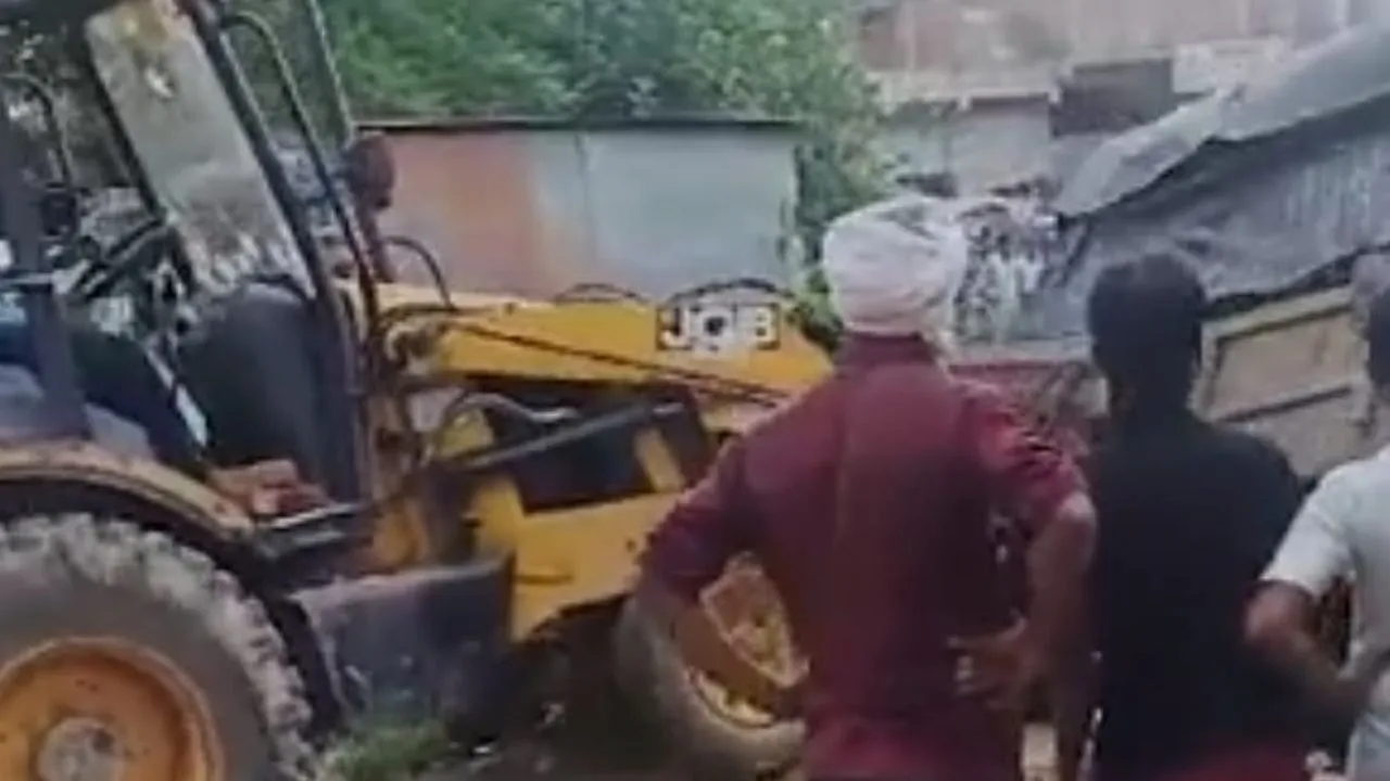 Kannauj: थूक से मसाज मामले में सैलून पर चला बुलडोजर...आरोपी भेजा गया सलाखों के पीछे, साल भर से कर रहा था घिनौनी हरकत