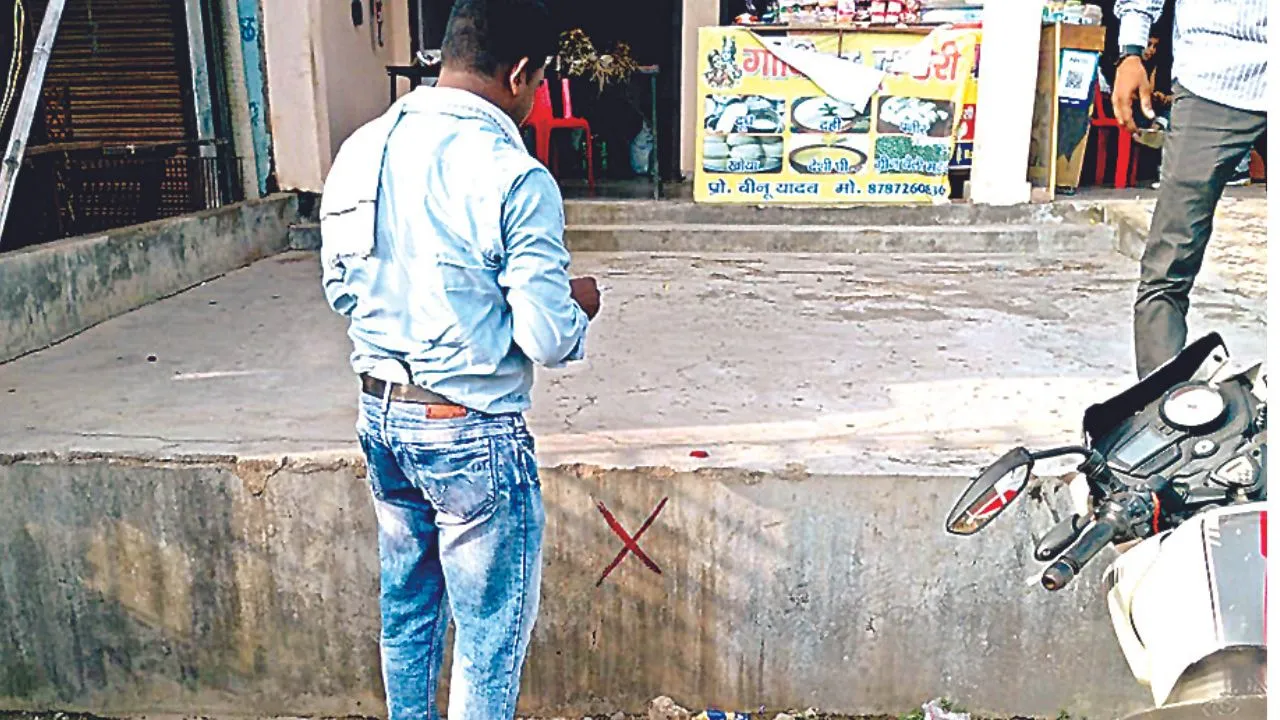 Kanpur News: किदवई नगर में सड़क पर कब्जा किए 35 लोगों को चेतावनी...नगर निगम ने थमाया नोटिस, विरोध शुरू