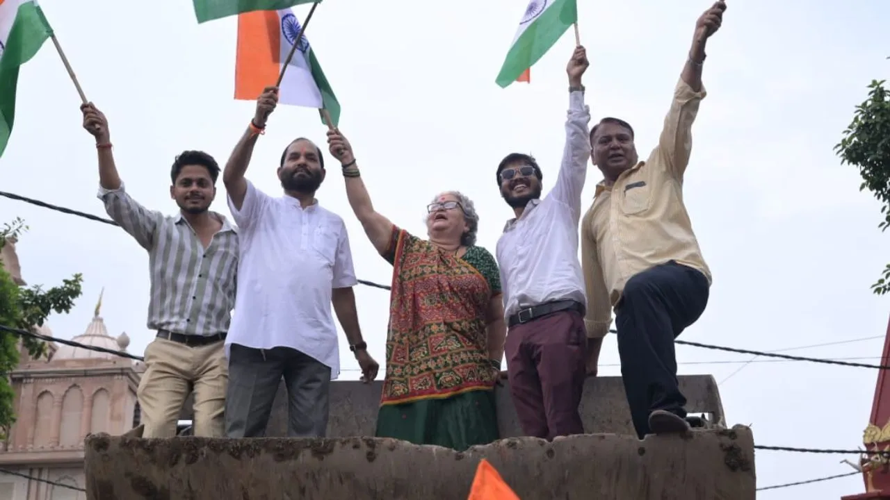 कानपुर महापौर प्रमिला पांडेय ने नगर निगम से निकाली तिरंगा यात्रा: बुलडोजर पर खड़े होकर लहराया तिरंगा, ये अधिकारी रहे मौजूद