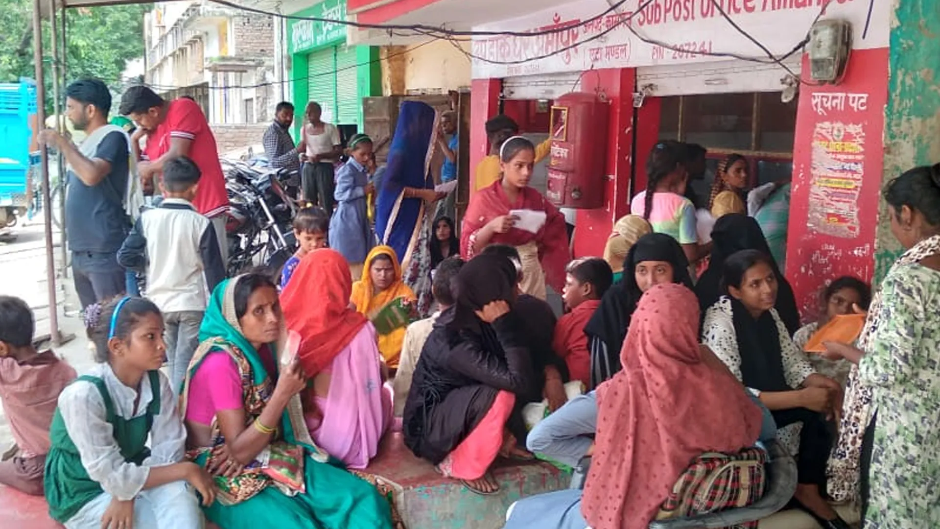 कासगंज : आधार कार्ड अपडेट कराना बना जी का जंजाल, घंटों लाइन में लगने के बाद भी नहीं आ रहा नंबर