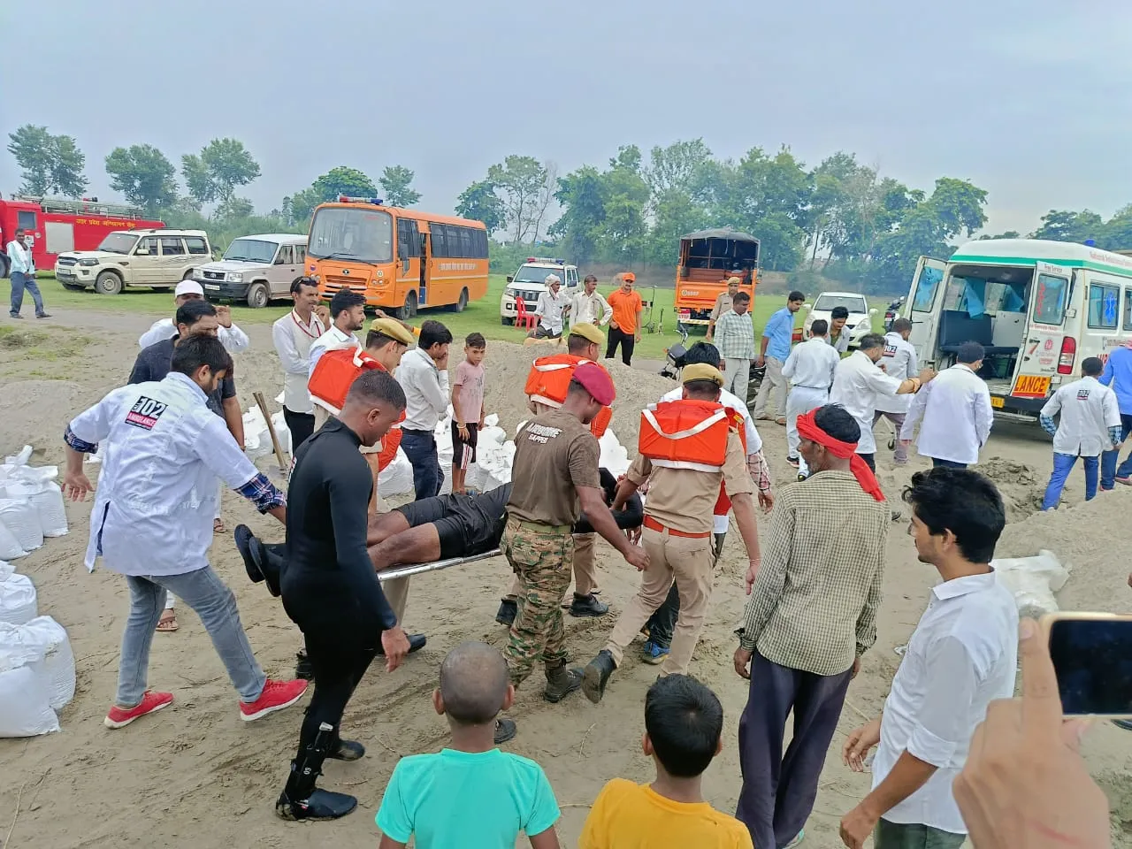 कासगंज : अचानक बजा आपातकालीन सायरन, गंगा की तरफ दौड़ पड़ा प्रशासनिक अमला