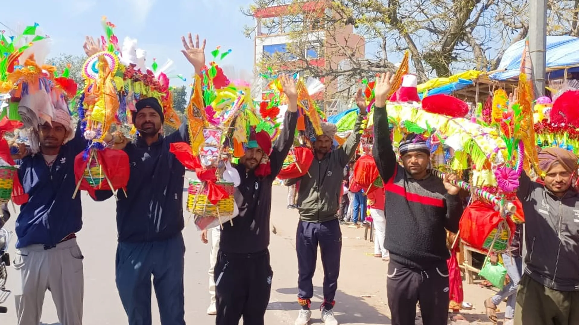 कासगंज : परिवार की सुख समृद्धि के लिए कांवड़ उठा रहे शिवभक्त, वातावरण हुआ शिवमय