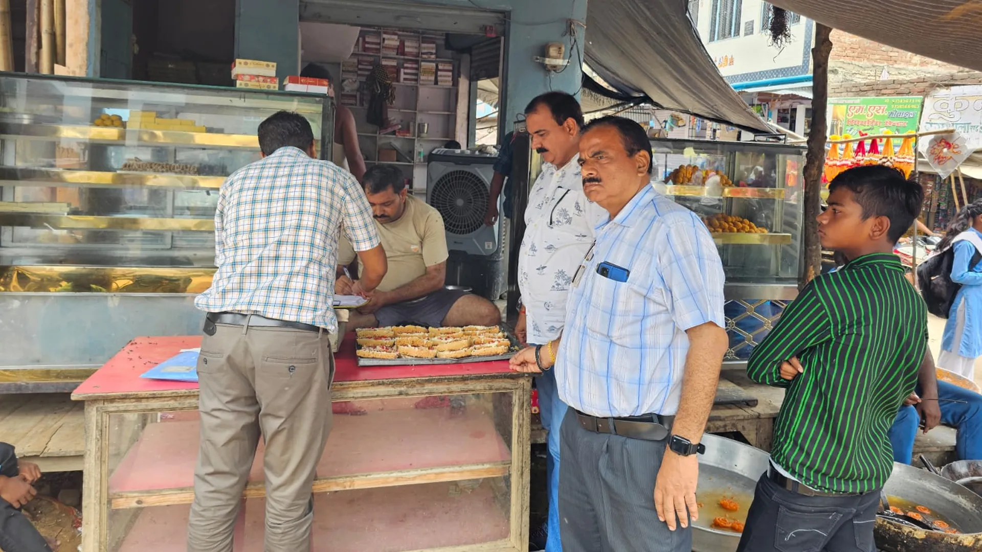 कासगंज : खाद्य सुरक्षा एवं औषधि विभाग ने चलाया मिलावट खोरों के खिलाफ अभियान