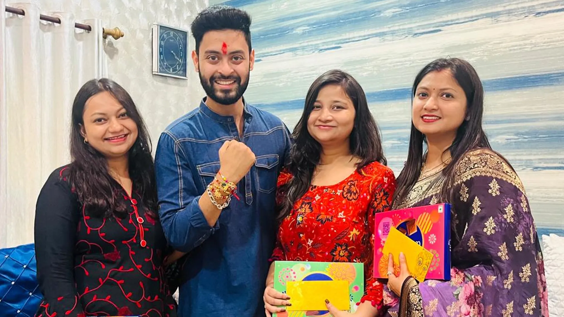 बरेली : बहन रिया की राखी से चार साल बाद सजी टी वी एक्टर मयंक की कलाई