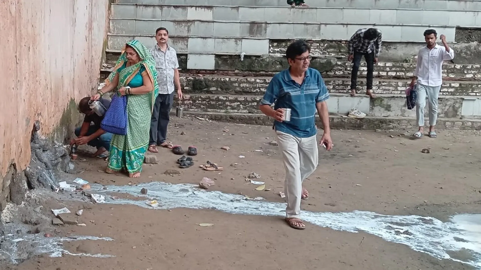 कासगंज : रक्षा के लिए की गई नाग देवताओं की पूजा, नागों को पिलाया दूध