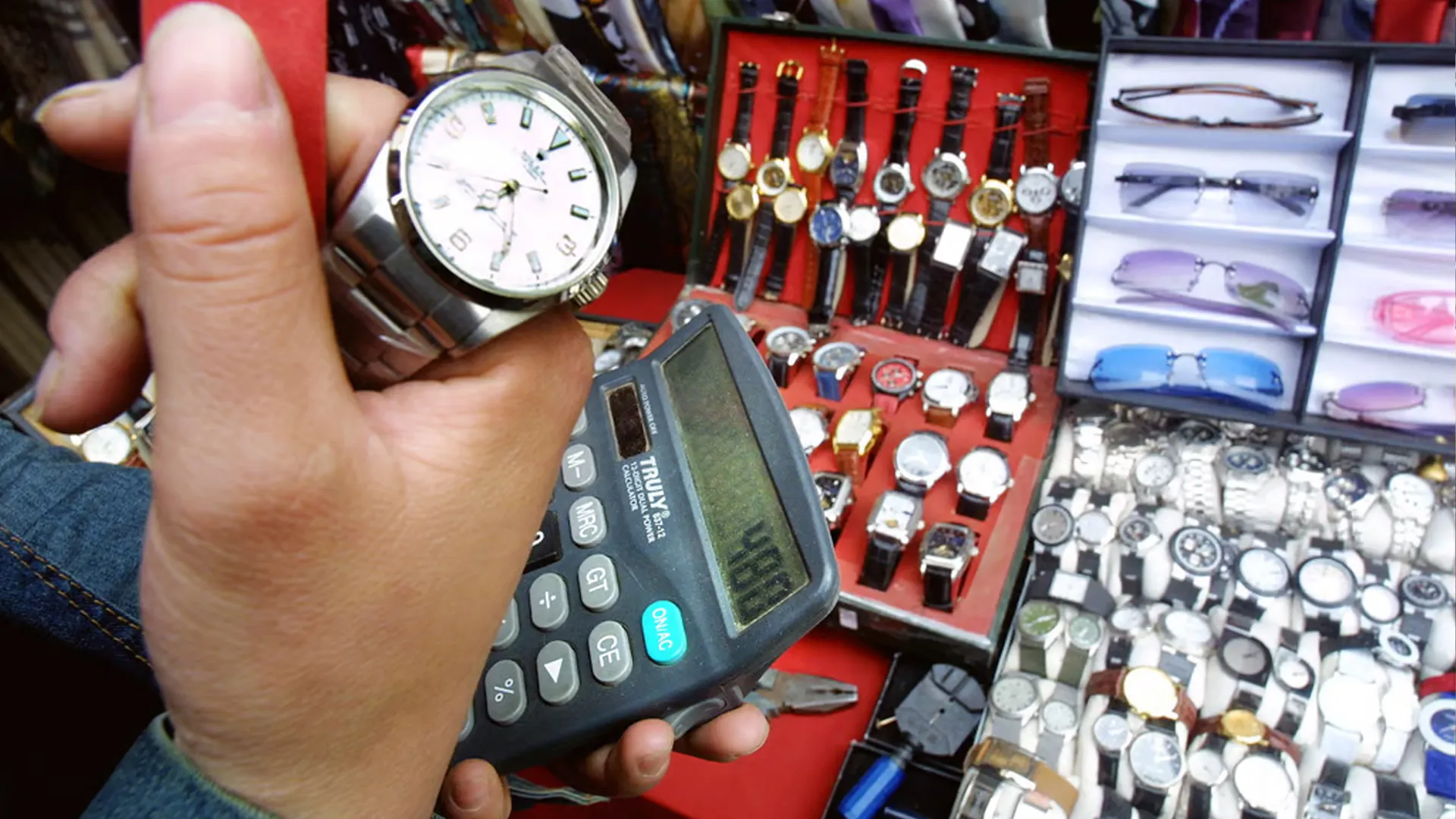 कासगंज: नामी ब्रांड का टैग लगाकर बाजार में खपा रहे थे नकली घड़ियां, मारा छापा