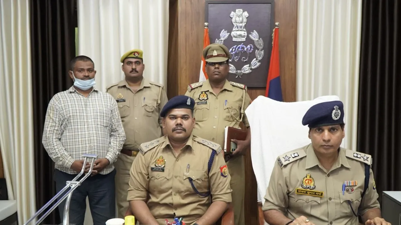 Etawah Crime: हॉस्पिटल से डेढ़ करोड़ गबन करने का इनामी गिरफ्तार...दो महीने से चल रहा फरार, 20 हजार का था इनाम