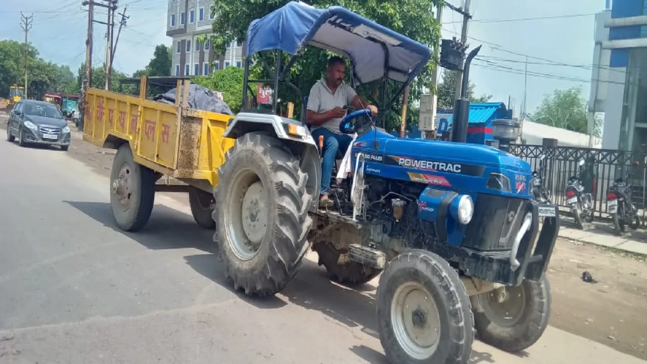Unnao News: जिले में बिना रजिस्ट्रेशन यमदूत बन दौड़ रहे ट्रैक्टर-ट्राली, अफसर मौन 