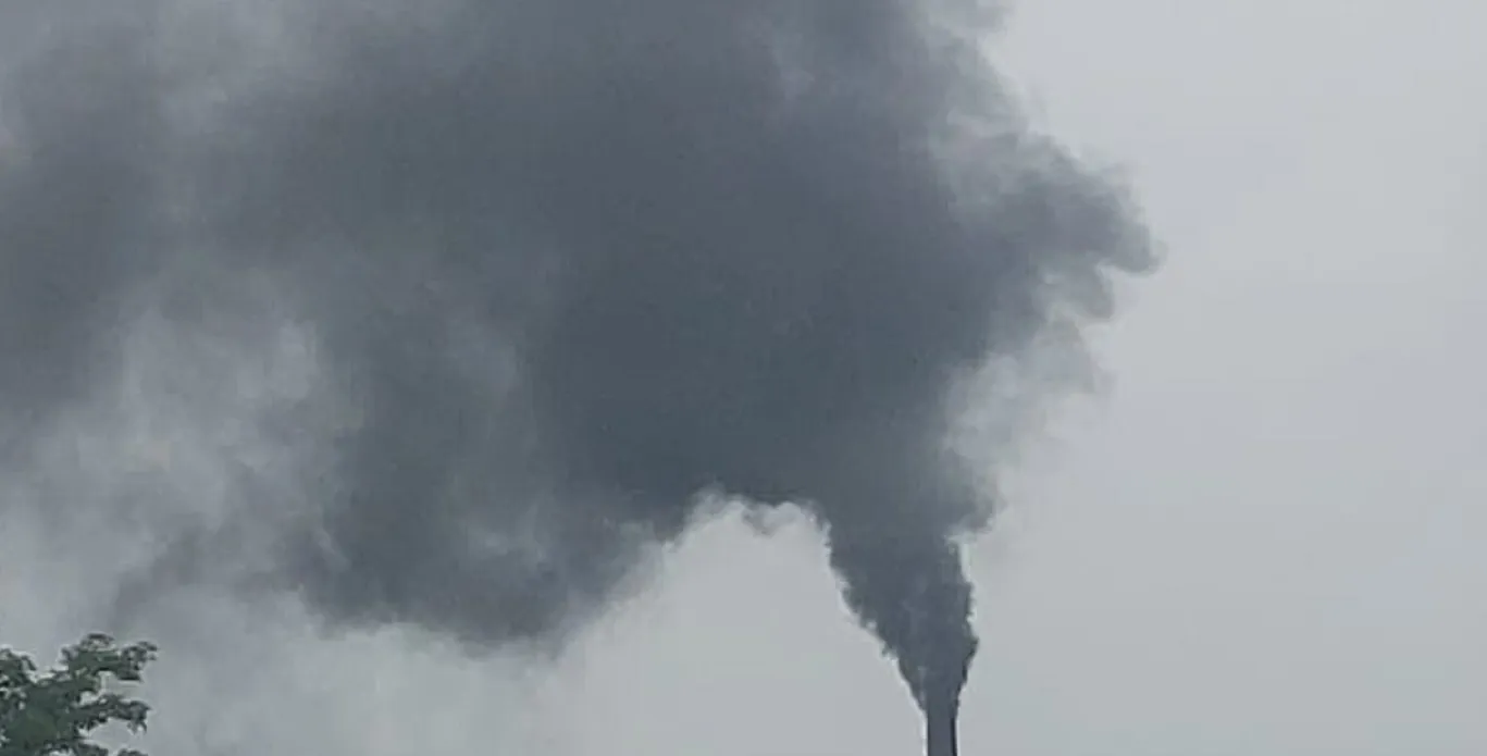 Unnao News: आबोहवा को जहरीला कर रहे उद्योग...जिम्मेदार अंजान, क्षेत्रीय लोगों का सांस लेना तक दूभर 