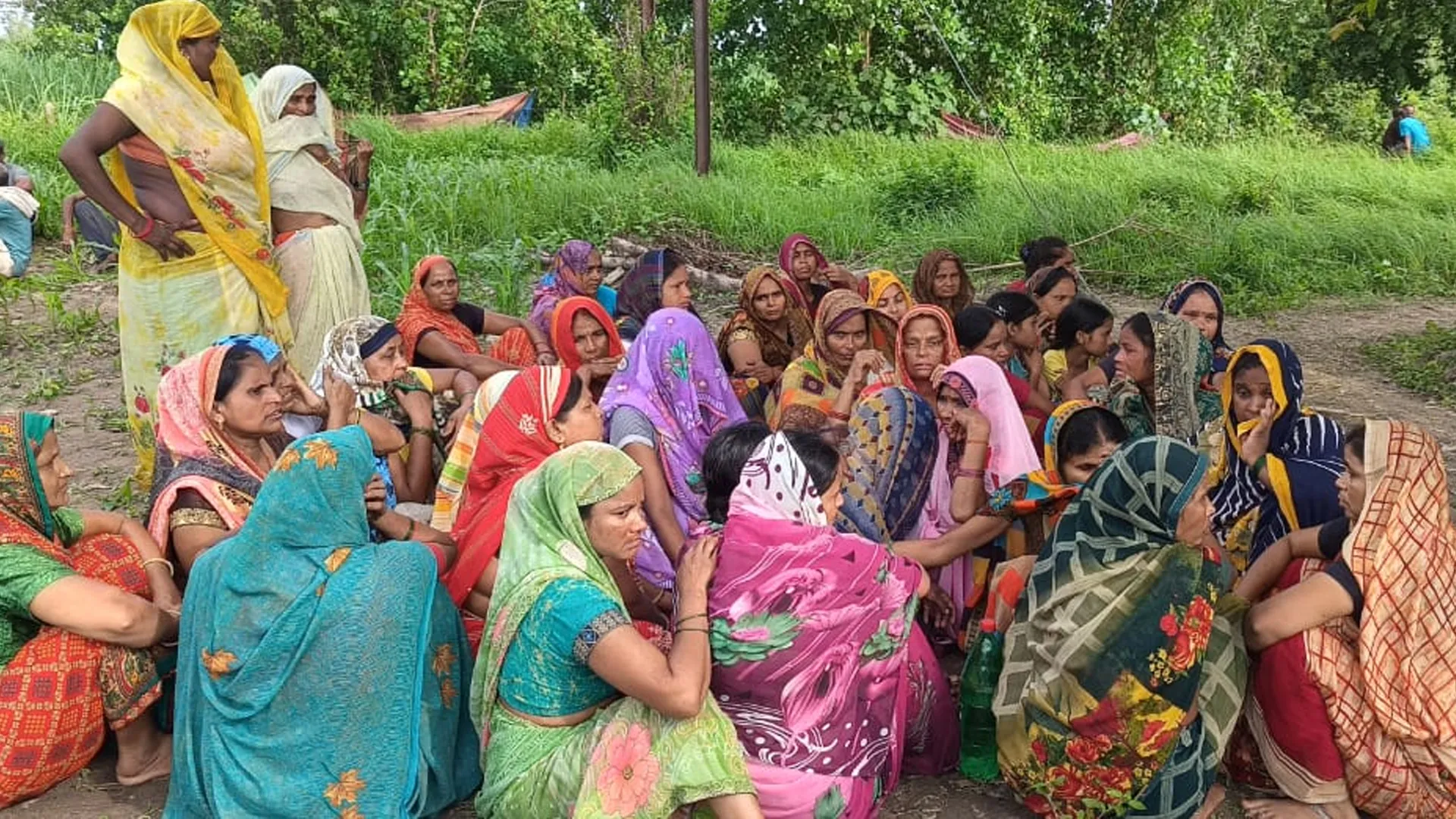 पीलीभीत : फॉलोअर का शव कमरे में तो युवक का शव पेड़ से लटका मिला