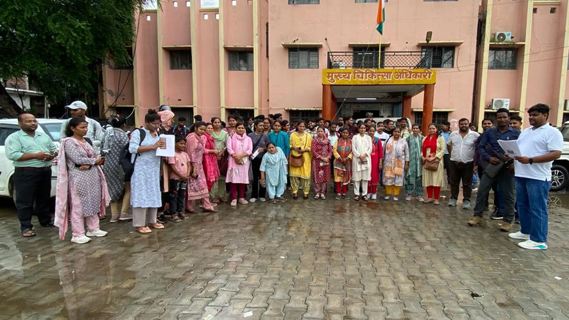 कासगंज: वेतन कटौती पर भड़का सीएचओ संघ, सीएमओ कार्यालय पर फूटा गुस्सा