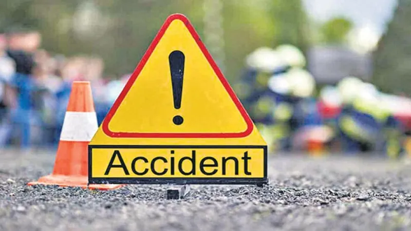 मुरादाबाद : तेज रफ्तार डीसीएम ने कार में मारी टक्कर, महिला की मौत