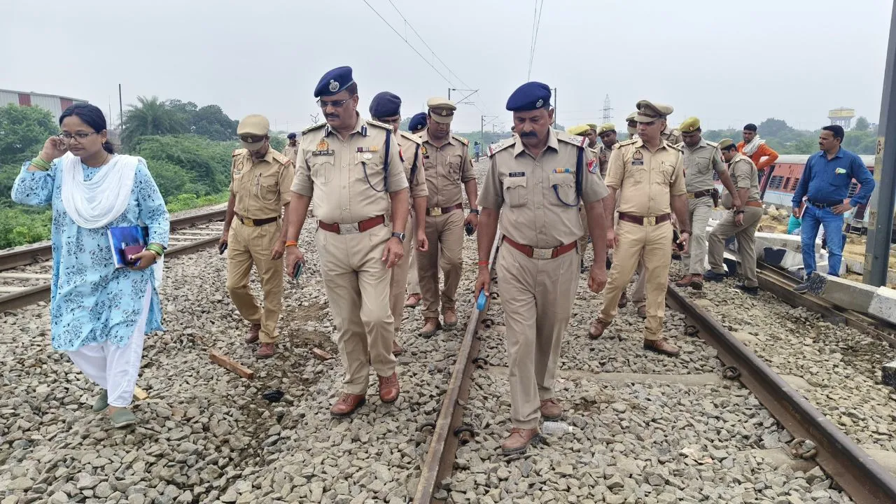 Sabarmati Express Derail: कानपुर में ट्रेन हादसा...साबरमती हादसे का सीन रिक्रिएट, डीसीपी ने डाउन लाइन पर बोल्डर बंधवाकर की जांच  