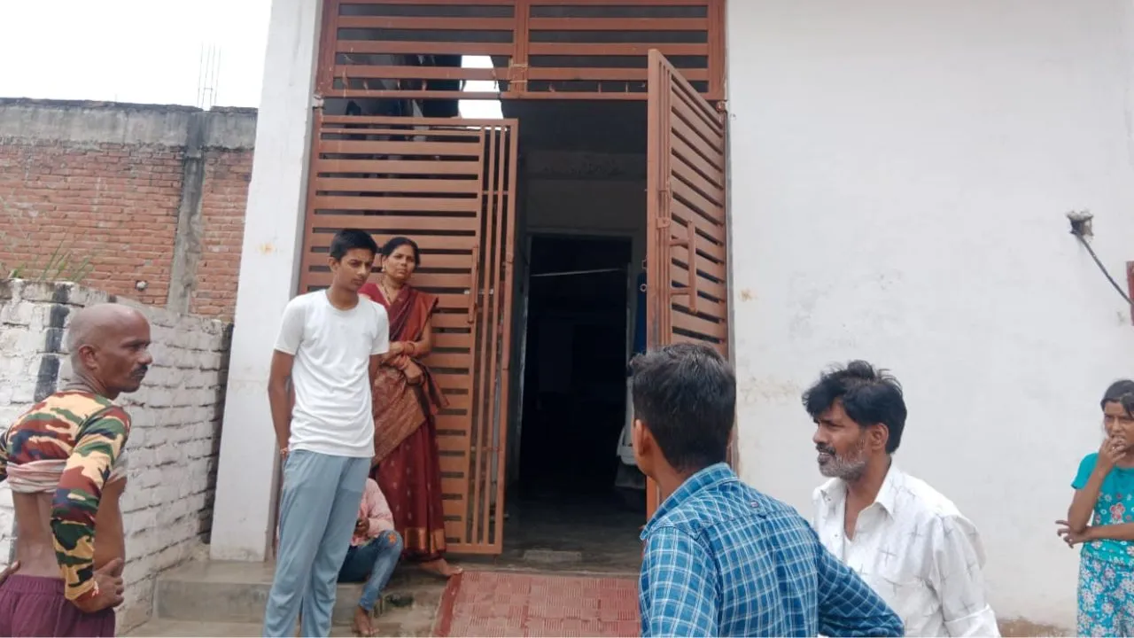 Kanpur Theft: बंद मकान का ताला तोड़कर चार लाख की चोरी...रक्षाबंधन पर बर्रा गया था परिवार, पुलिस बोली- घटना संदिग्ध