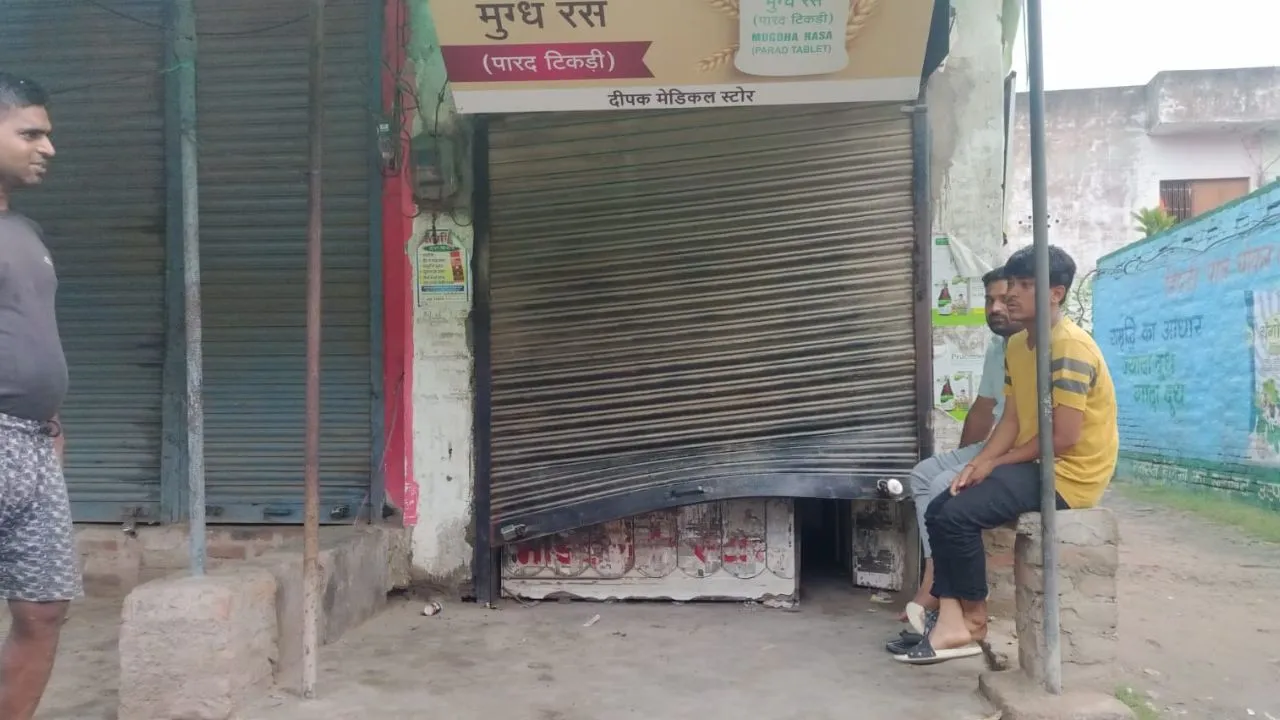 कानपुर के शिवराजपुर में रेडीमेड शोरूम व मेडिकल स्टोर में चोरी: नगदी, जेवरात समेत लाखों का माल किया पार, CCTV में कैद