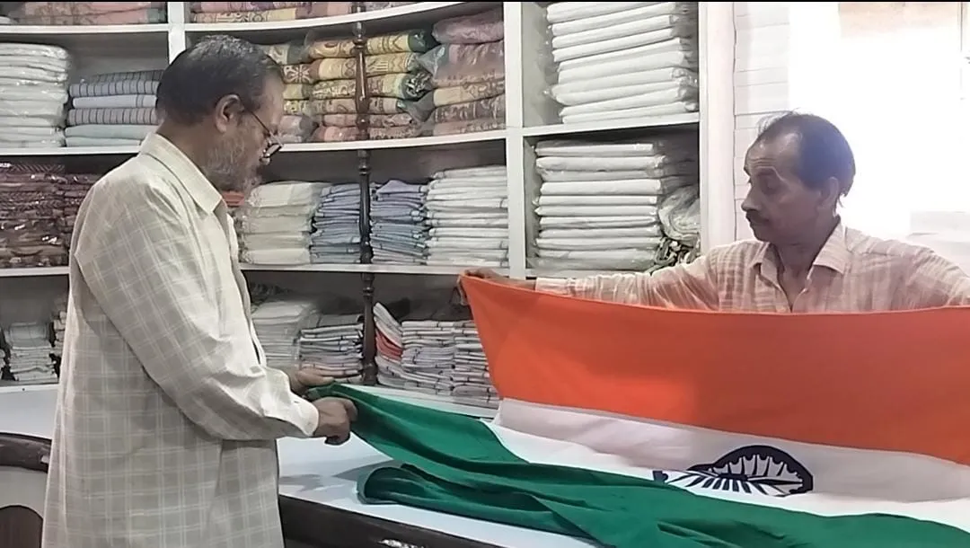 बरेली: खादी कुर्ता जमाएगा रंग तो तिरंगे से बढ़ेगी शान...स्वतंत्रता दिवस से पहले बाजार गुलजार