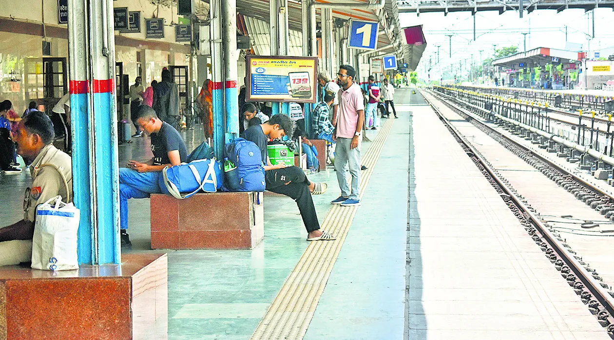 बरेली : ब्लॉक से ट्रेनें निरस्त, जंक्शन पर परेशान हुए यात्री