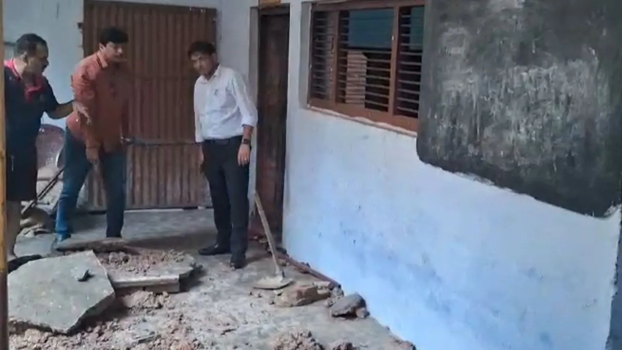 Farrukhabad News: कन्या विद्यापीठ इंटर काॅलेज के बरामदे की धंसी जमीन...टला बड़ा हादसा