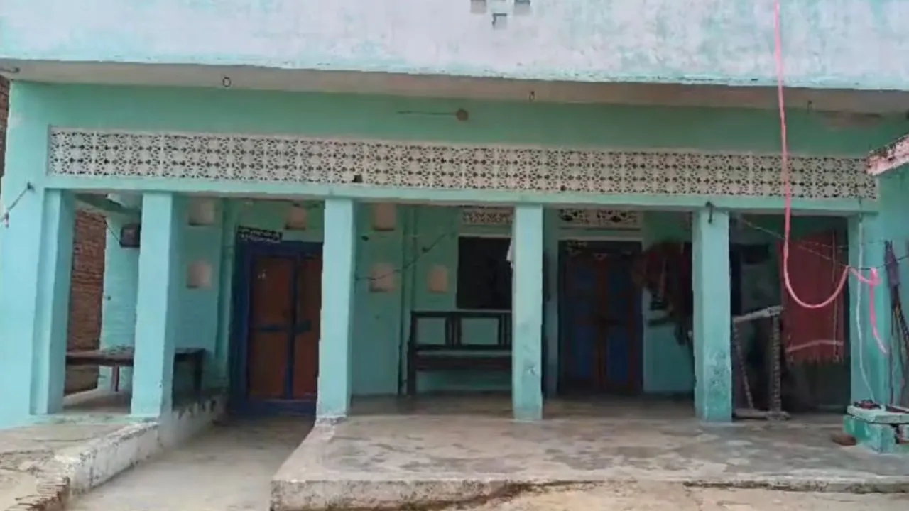 लखनऊ में CM योगी आवास के बाहर आत्मदाह करने वाली महिला के Unnao के घर पर लटका मिला ताला...सास और देवरानी फरार