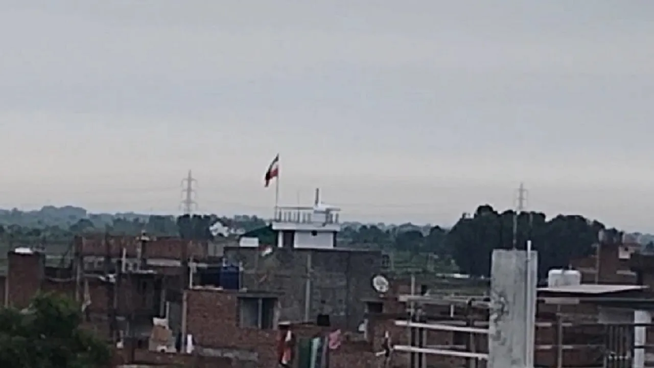 Unnao News: राष्ट्रीय ध्वज उल्टा फहराने का वीडियो सोशल मीडिया पर वायरल...लोग बोले- शिकायत के बाद भी नहीं हुई कार्रवाई