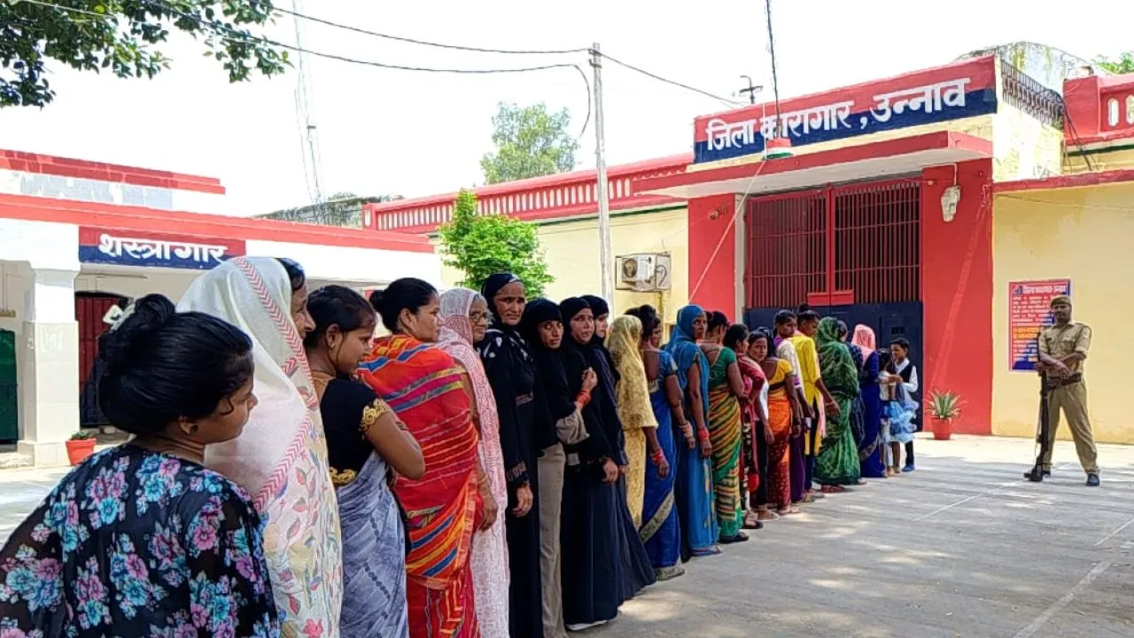 Raksha Bandhan 2024: उन्नाव के जिला जेल में सैकड़ों बहनों ने पहुंचकर मनाया रक्षाबंधन का पर्व...राखी बांधने के लिए जुटी भीड़