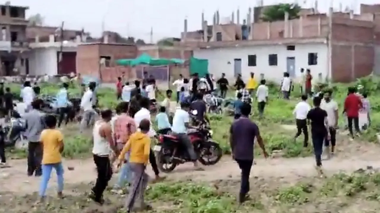 Unnao News: दंगल के दौरान दो पक्षो में हुई जमकर मारपीट...घटना का वीडियो सोशल मीडिया पर वायरल