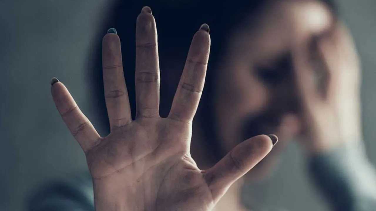 Unnao: मास्टर साहब ने हाजिरी लगवाने के नाम पर की ऐसी डिमांड, महिला अध्यापक बोली- ये सब गंदी हरकतें नहीं...