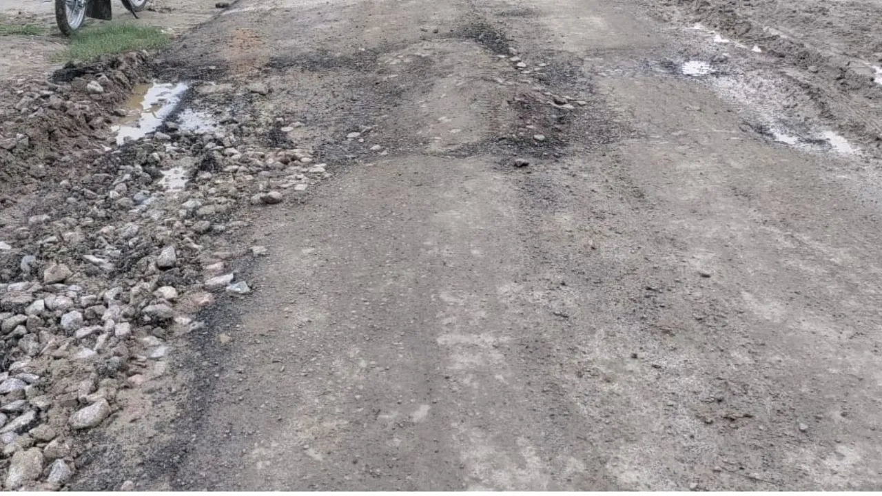  Unnao News: महज एक साल में ही बह गई 4.83 करोड़ की सड़क...गड्ढों में पानी भरने से हो रहे हादसे 