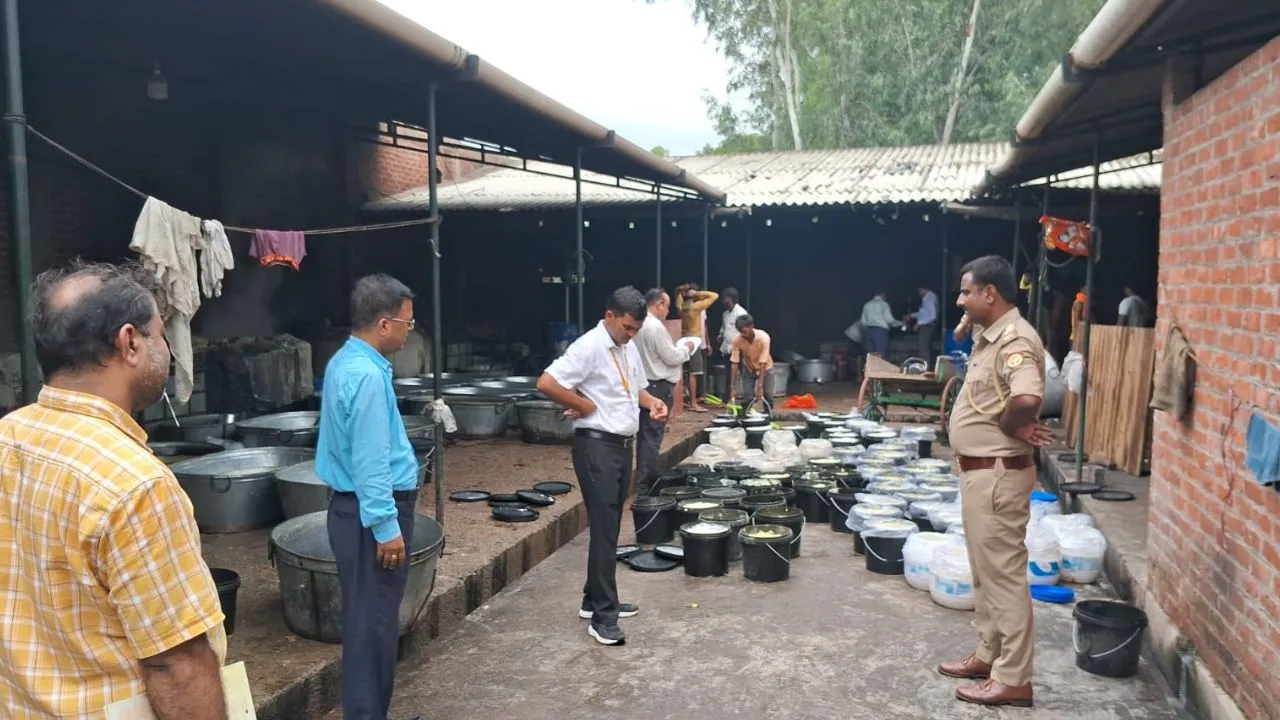 Unnao News: एसडीएम ने नकली मिठाई कारखाने में मारा छापा, 16 कुंटल सामग्री कराई नष्ट 
