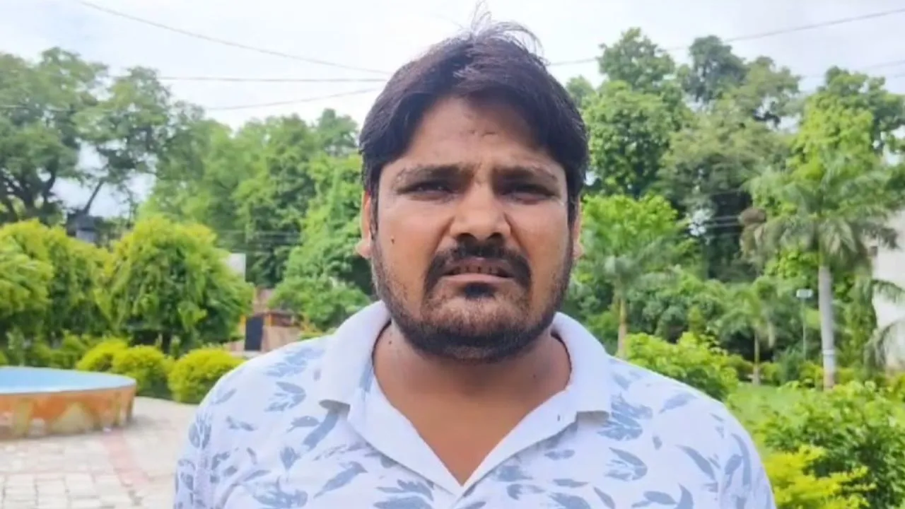 Unnao: खनन इंस्पेक्टर पर ओवरलोड वाहनों से वसूली का आरोप, ऑनलाइन ली रिश्वत...ट्रांसपोर्टर बोले- महीना न देने पर वाहन करते सीज