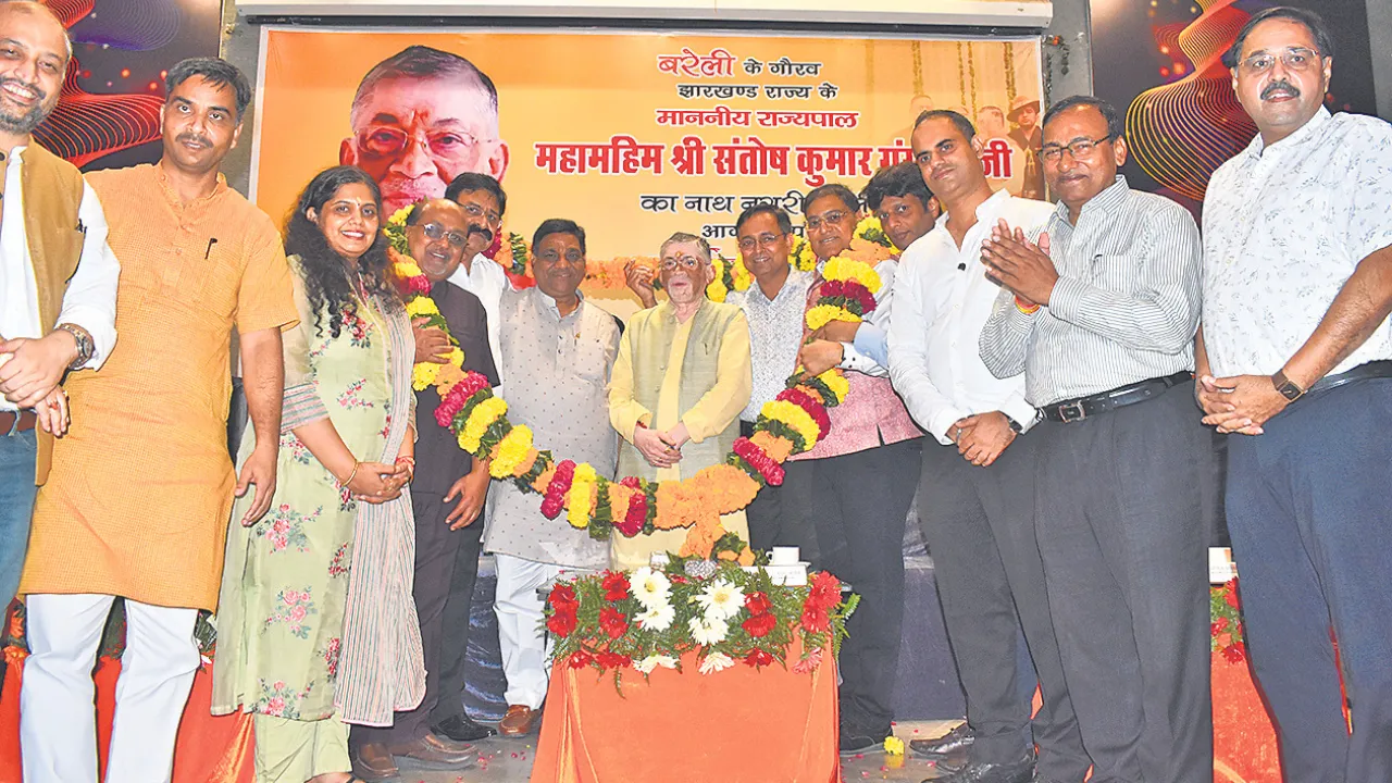 Bareilly News:  राज्यपाल संतोष गंगवार का हुआ भव्य स्वागत, कहा- हर किसी को जनता का इतना प्यार नहीं मिलता