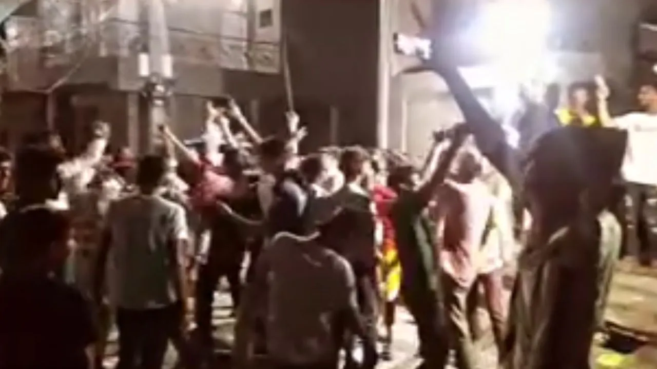 Unnao News: जन्मदिन की पार्टी...युवकों ने लहराई तलवारें, सोशल मीडिया पर वीडियो वायरल, पुलिस ने शुरू की जांच 