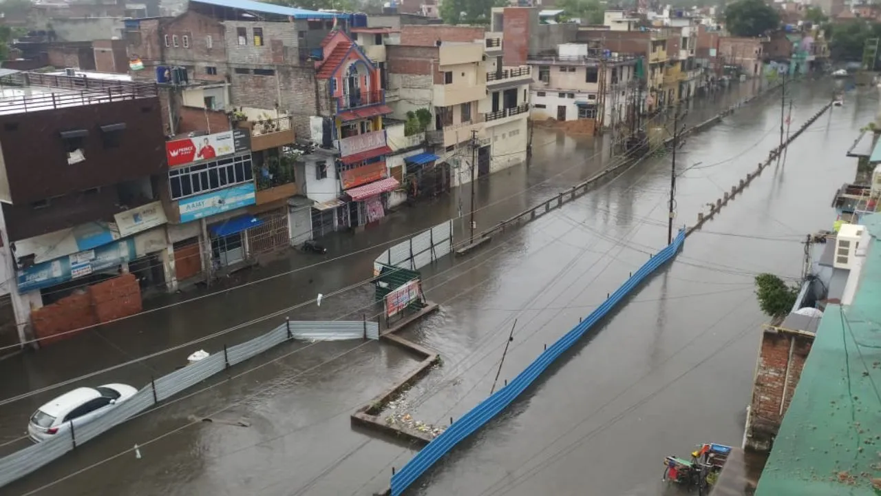 Weather Forecast News: कानपुर में रुक-रुककर हो रही बारिश: पूरे शहर में जलभराव...जाम से कराह उठे लोग