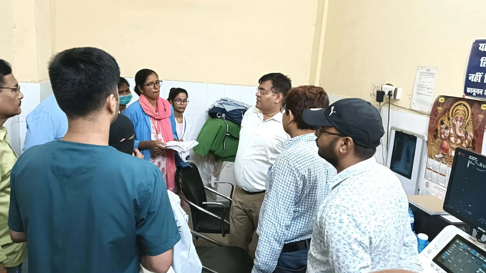 प्रतापगढ़: डीएम ने बाहरी दवा लिखने पर चिकित्सक को फटकारा, दी हिदायत