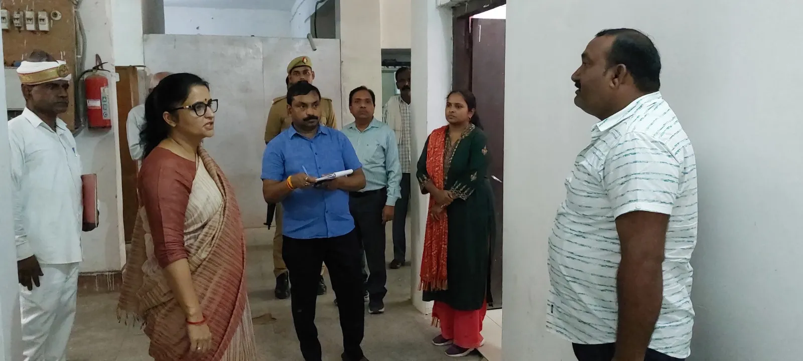 बहराइच: DM ने BSA कार्यालय का किया निरीक्षण, ऑफिस के सभी पटल सहायकों का वेतन रोका