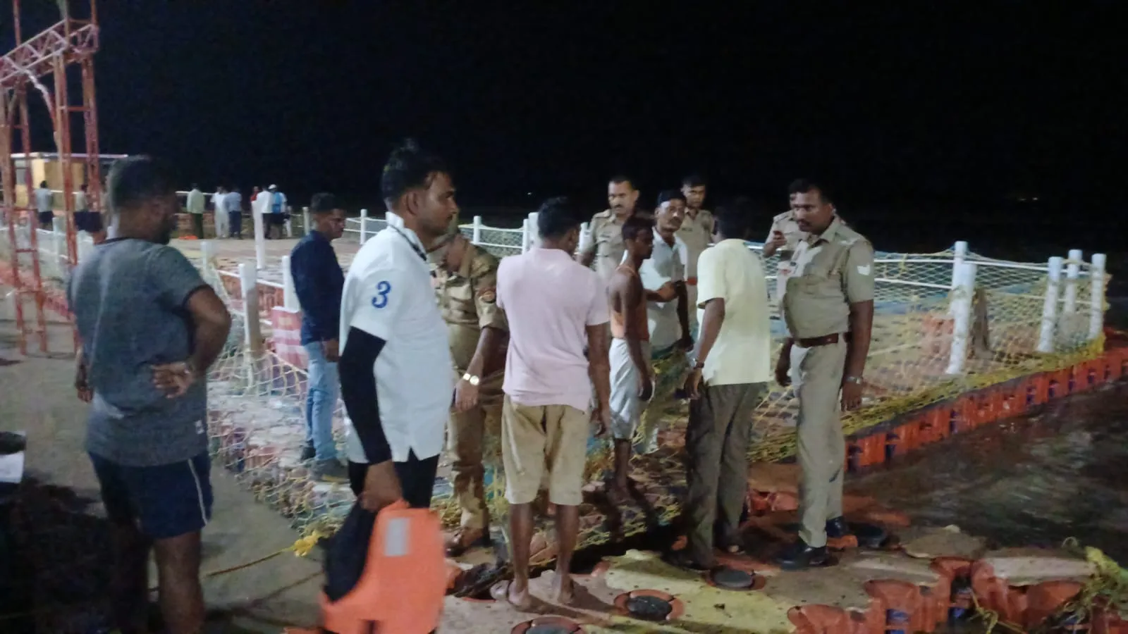 अयोध्या: दो नाव में टक्कर के बाद एक नाव पलटी, नाविक समेत सवार आठ को निकाला गया...एक युवती लापता  