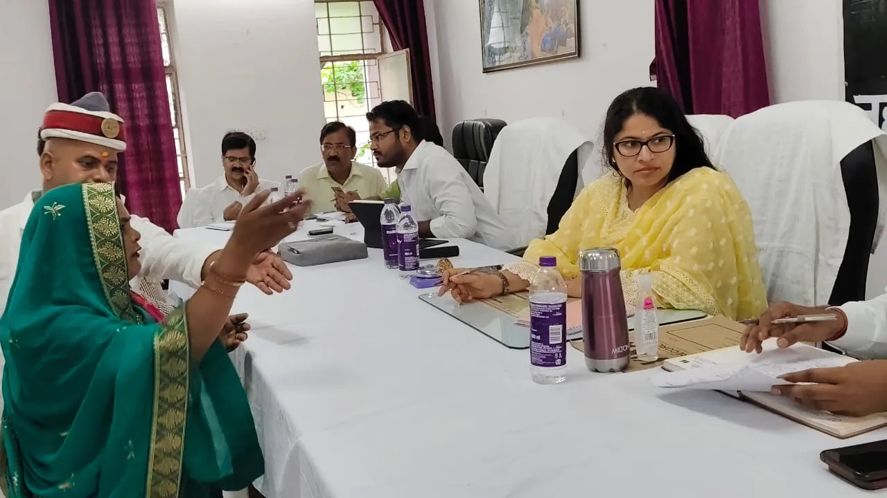 मिर्जापुर: शिकायतों का त्वरित निस्तारण गुणवत्तापूर्ण ढंग से करें विभागीय अधिकारी- जिलाधिकारी