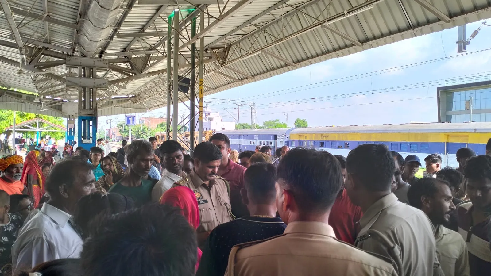 कासगंज: GRP के मुख्य आरक्षी ने रेल यात्री के साथ की मारपीट, भाकियू की महिला पदाधिकारी से की अभद्रता