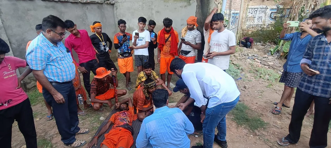 पीलीभीत: हादसे में कांवड़ियों के घायल होने पर हंगामा, सीओ ने पहुंचकर कराया शांत