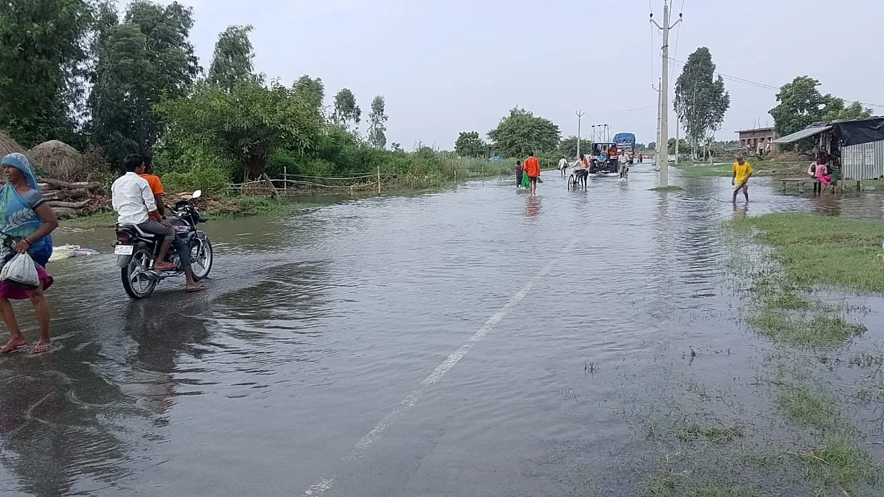 शाहजहांपुर: गंगा में फिर उफान, स्टेट हाईवे पर फिर पहुंचा बाढ़ का पानी