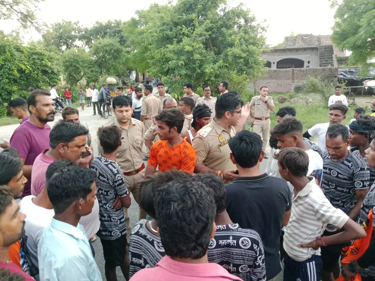 बदायूं: कांवड़ियों पर हूटिंग के बाद मारपीट, राजमार्ग पर हंगामा...आरोपियों की तलाश में जुटी पुलिस
