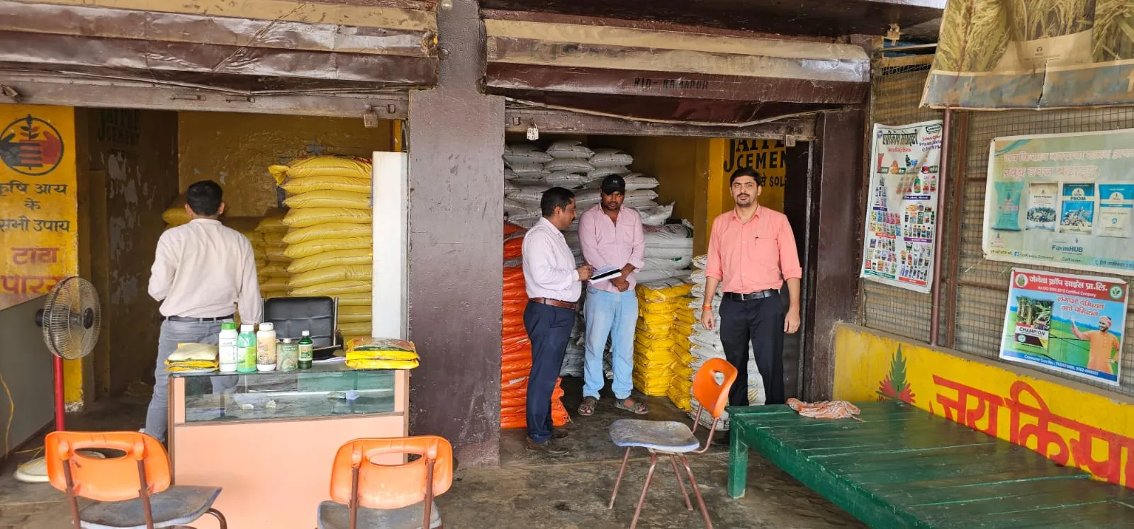 लखीमपुर खीरी: 38 खाद की दुकानों पर छापेमारी, 15 से भरे गए नमूने...डीएम के निर्देश पर चला अभियान