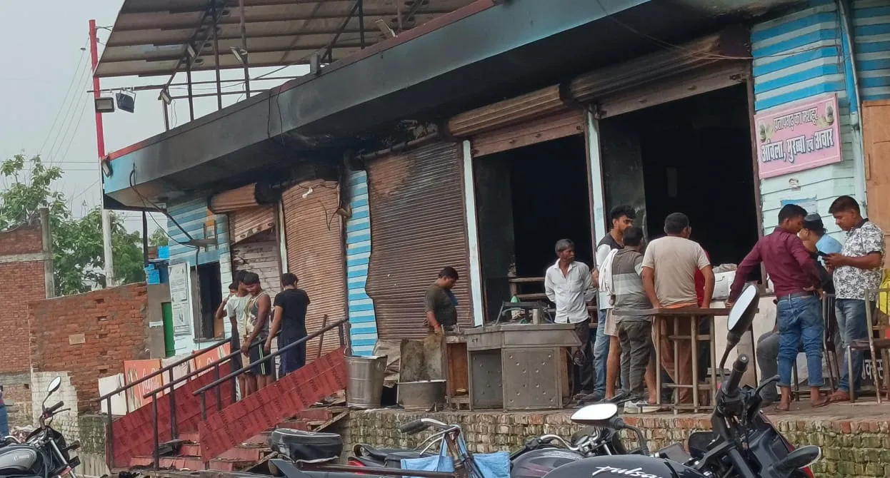 रायबरेली: ऊंचाहार का बटोही रेस्टोरेंट जलकर हुआ खाक, दमकल कर्मी झुलसा