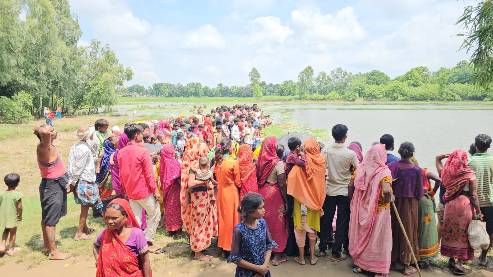 बलरामपुर : जानवरों के लिए चारा काटने गई तीन लड़कियां तालाब में डूबी, दो की मौत...एक सुरक्षित